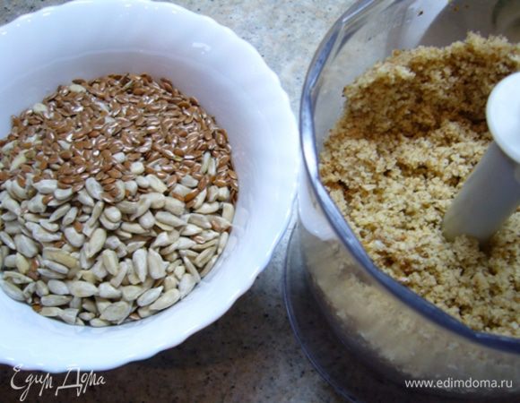 Пока хлебопечка замешивает колобок, взвесить орехи-семечки. Орехи блендером измельчить в муку.