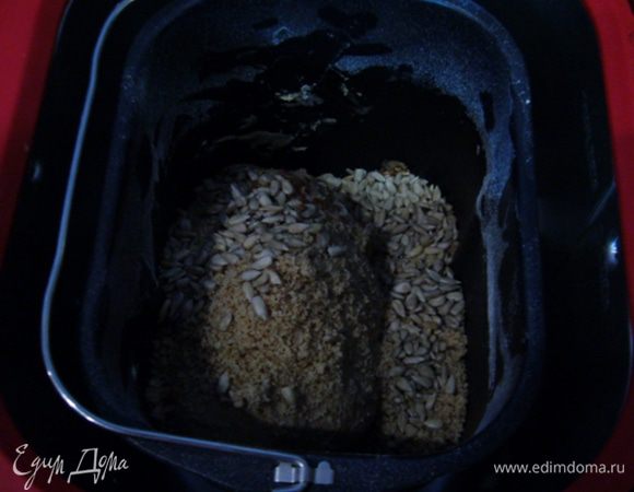 Как только хлебопечка издаст сигнал, что можно добавлять ингредиенты, добавить орехи и семечки.
И все! Ждать и наслаждаться тонким орехово-хлебным ароматом.
По завершении работы хлебопечки и еще включила режим выпекания на 20 мин. Можно было бы и на 10, я люблю зажаристую корочку!
