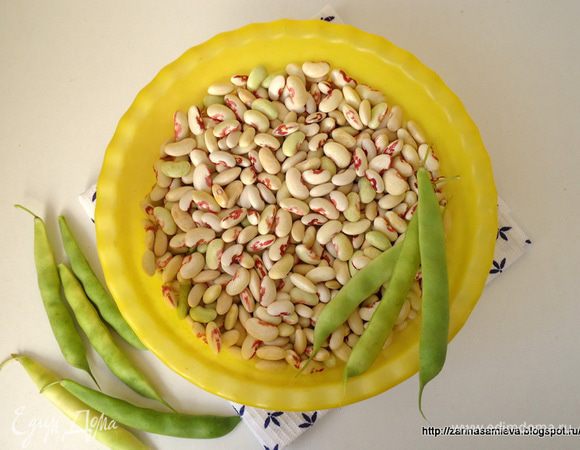 Фасоль очистить от кожуры. Промыть под проточной водой.
