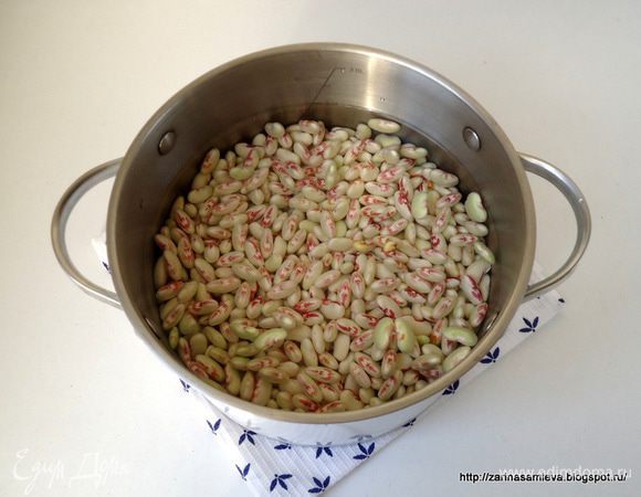 Сложить в кастрюлю, залить водой. Воды должно быть на два пальца больше чем фасоли. 
Фасоль отварить до готовности,  при этом  она должна стать мягкой внутри оболочки. У меня на это ушло около 1 часа. 