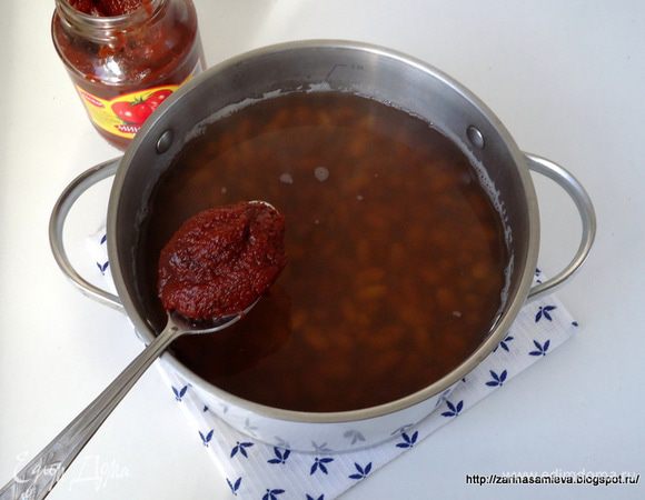 В процессе варки отвар увариться, по этому, надо будет еще долить воды, что бы уровень её был на два пальца выше фасоли. Затем добавить три столовых ложки, с горкой, томатной пасты. Хорошо её размешать в отваре.
