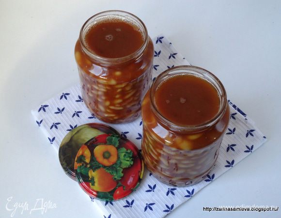 Горячую фасоль разлить по подготовленным семьсот граммовым банкам.
