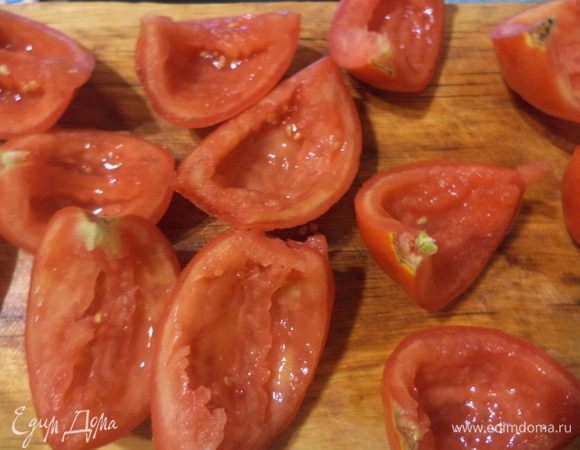 Крупные твёрдые помидоры разрезать на 4 части. Чайной ложкой удалить мякоть и семена.