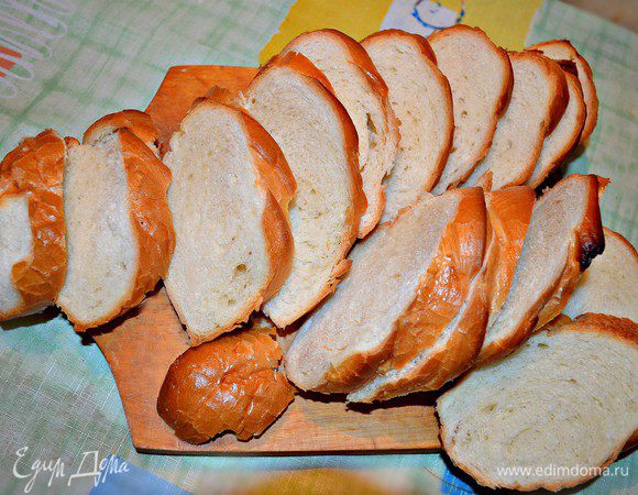 Батон белого хлеба (лучше чёрствый) нарезать на ломтики. Края батона оставить, срезать корки и раскрошить. Далее нам как раз понадобятся 2 ст л хлебных крошек.