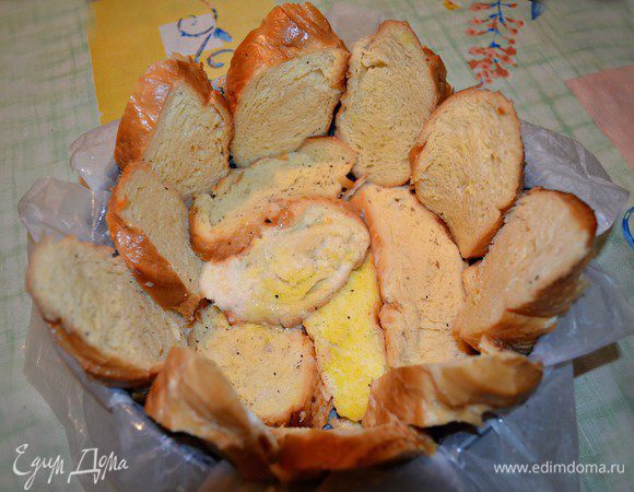 Разъёмную форму для выпечки выстлать бумагой для выпекания и смазать оливковым маслом. Окунуть ломтики хлеба в получившуюся смесь и выложить дно и края формы. Запекать 5 мин в разогретой до 180г духовке.