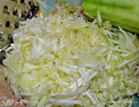 Кабачок (либо цукини) я использовала среднего размера, около 700г, помыть, срезать кожу и натереть на крупной тёрке. 