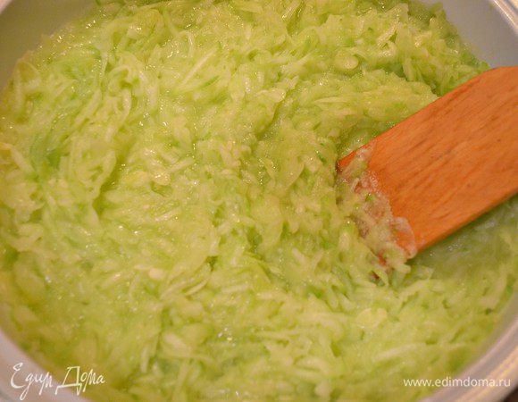 Обжарить натёртый кабачок на оливковом масле на 2 ст л оливкового масла. 