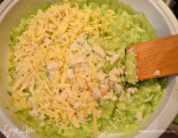 Добавить оставшуюся яично-сливочную смесь, натёртый на крупной тёрке сыр (2/3 часть), хлебные крошки, прованские травы и перемешать. Приправить солью.