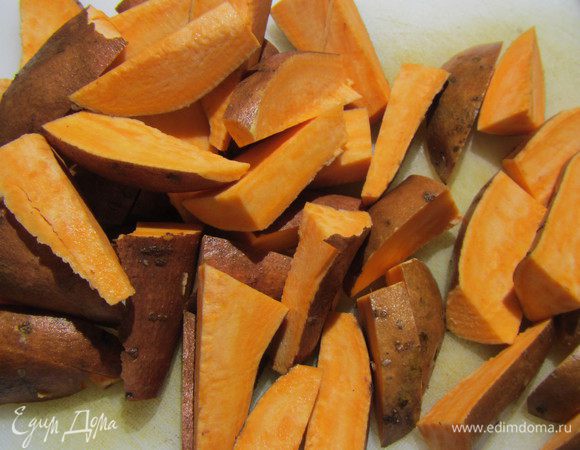 Разогреваем духовку до 220гр. Сладкий картофель режем крупными дольками. 
