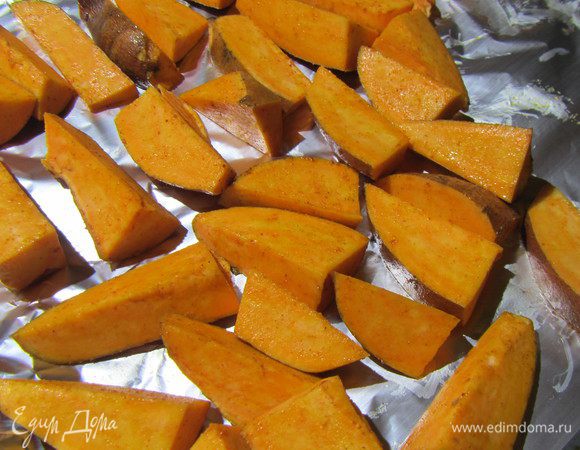 К картофелю добавляем оливковое масло и порошок/хлопья чили. Руками все слегка перемешиваем. Выкладываем дольки на противень в один ряд. Запекаем их в духовке минут 30, один раз перевернув (минут через 15 от начала приготовления).
