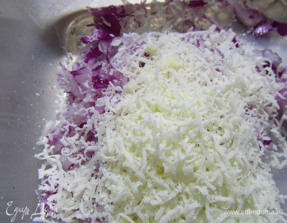 Для гамбургеров трем репчатый лук и пармезан. 
