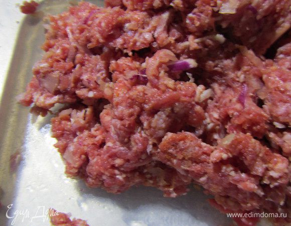 Добавляем к ним фарш, немного хлопьев чили или паприки, кетчуп, черный перец по вкусу. Все хорошо перемешиваем.
