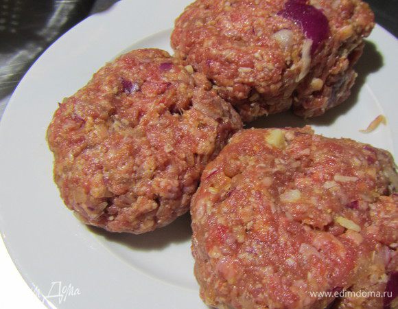 Формируем 4 бургера (я сделала 3). За 10 минут до окончания запекания чипсов добавляем наши бургеры на противень и запекаем до готовности. Как мне кажется, те, кто предпочитают жареное, могут бургеры обжарить. По вкусу))
