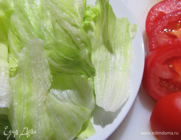 Салат моем и сушим, помидор и красный лук режем дольками (я красный лук немного замариновала в смеси уксуса с сахаром, так как не люблю сырой лук). 
