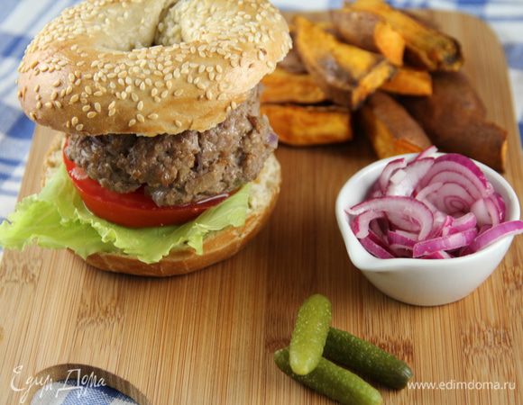 Булочки разрезаем напополам. Выкладываем на одну половину пару листьев салата, несколько долек помидора и лука. Добавляем бургер и сверху накрываем второй половинкой. Подаем с картофельными чипсами и корнишонами по вкусу. Приятного аппетита))