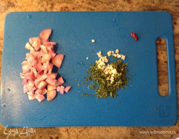 Нарезаем мелко лук и отдельно рубим чеснок с петрушкой.