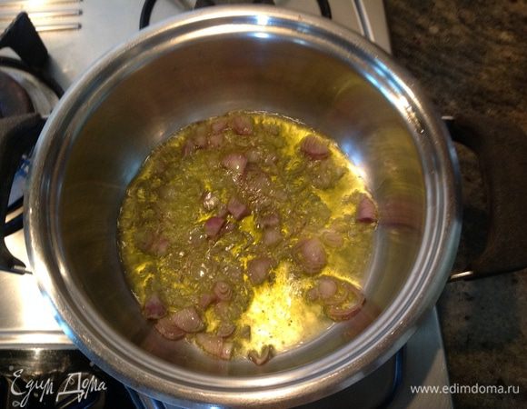 В кастрюлю наливаем оливковое масло и поджариваем лук до золотистого цвета.