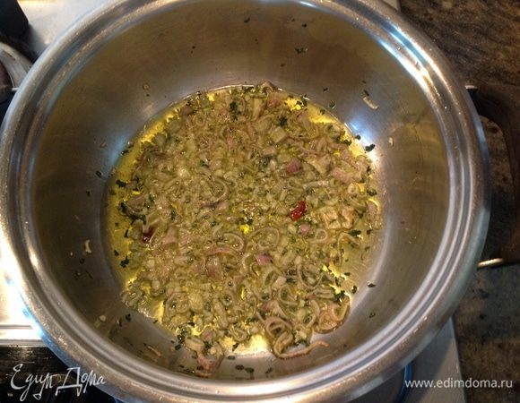 Затем к луку добавляем рубленные чеснок и петрушку,красный острый перец (остроту регулируем по-вкусу)  и томатную пасту ,пассеруем пару минут.(Можно использовать и свежие,рубленные помидоры,но с том. пастой - вкус более насыщенный).