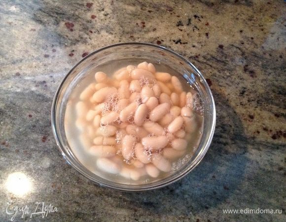 Достаём фасоль из упаковки вместе с жидкостью (жидкость даст кремозность блюду)
Можно использовать и свежую фасоль,предварительно отварив её до готовности, а для кремозности- часть готовой фасоли перетереть в блендере и использовать жидкость ,в которой варилась фасоль.