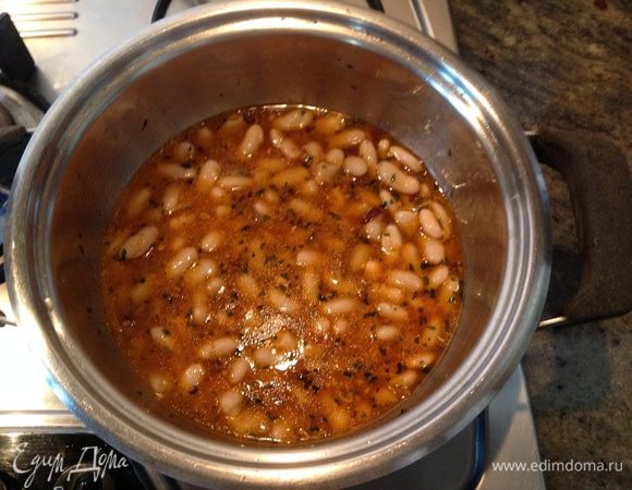 Добавляем фасоль к луку и чесноку и провариваем несколько минут...