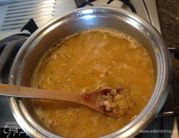 Затем добавляем воду и кипятим 10 - 15 минут,чтобы все ингридиеты немного уварились....солим, по-вкусу
(вместо воды,можно добавить овощной бульон).