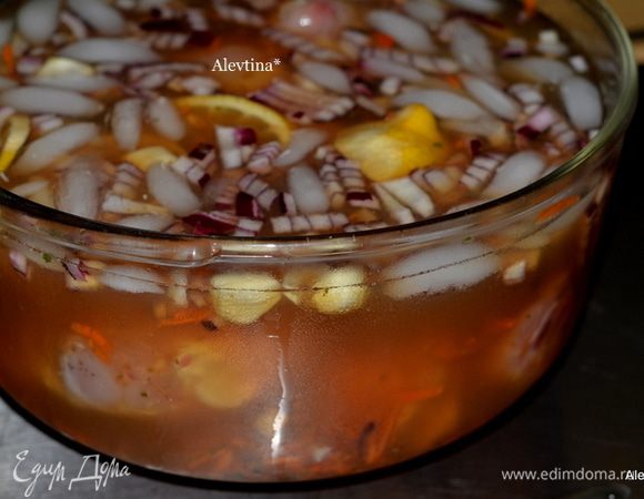 Убрать пакетики добавить коричневый сахар, соль, мелко порезанный лук,лимон порезанный, чеснок мелко порезанный, черный перец.и лед . Дать постоять около часа. Затем добавить куриные части как бедрышки,ножки. Закрыть пленкой поставить в холодильник на ночь.