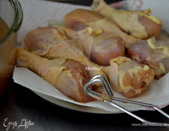 Выложить с маринада части куриные на бумажную салфетку.
