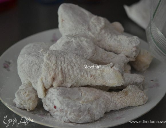 Смешать в пакете муку,соль и перец красный и черный. Выкладывать частями куриные ножки и бедрышки,пакет встряхнуть, выкладывать затем на тарелку.
