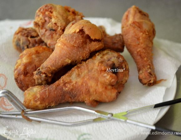 Обжаривать в приготовленной горячей жаровне с маслом по 3 ножки до готовности. Или используйте фритюрницу, температура 160 гр по 15-20 мин.
