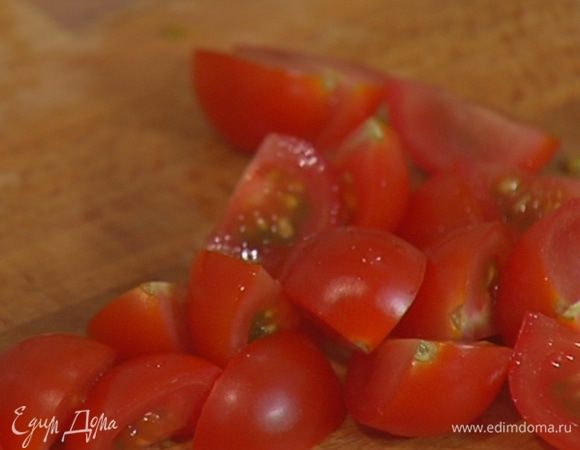 Помидоры черри разрезать на 4 части.