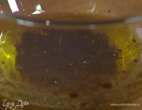 Приготовить заправку: соединить 2 ст. ложки оливкового масла, бальзамический уксус, посолить, поперчить, добавить листья тимьяна и все перемешать.