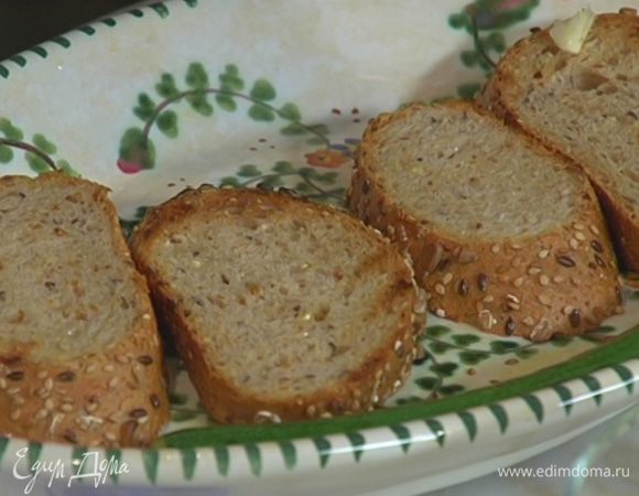 Чеснок почистить и натереть им горячий обжаренный хлеб.