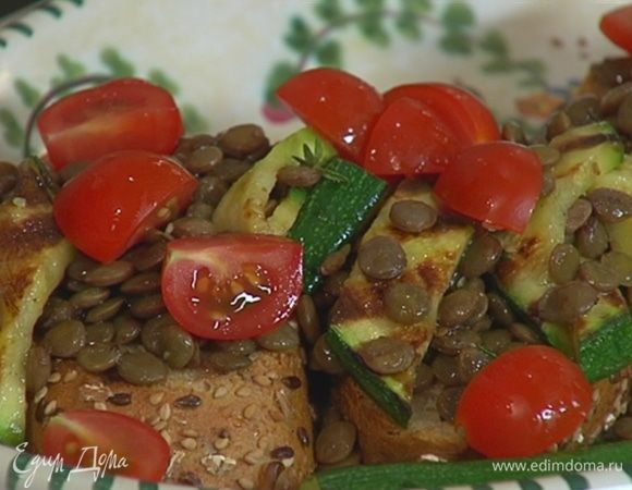 Выложить на гренки чечевицу с цукини, помидоры, посолить, поперчить и сбрызнуть оставшейся заправкой.