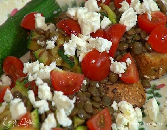 Фету раскрошить и посыпать брускетту.