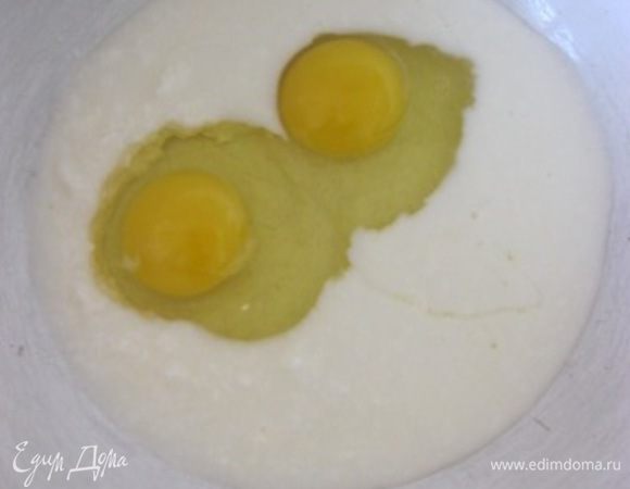 В миске соединить яйца, кефир и молоко, до воздушного состояния.