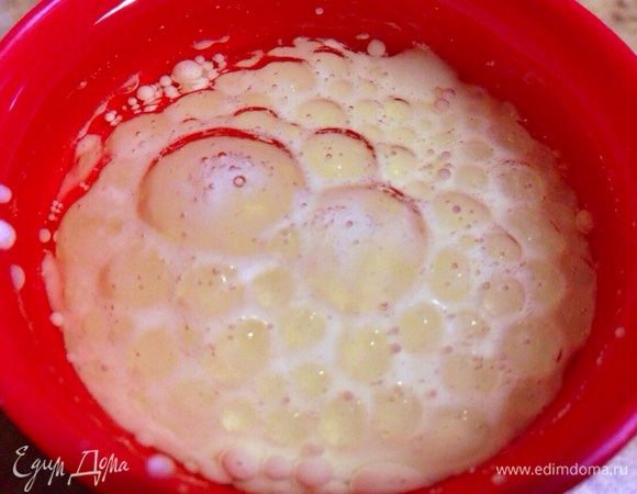 Смешать кефир и растительное масло,подогреть на медленном огне(или в микроволновке) до 40-50 градусов.Добавить сахар,соль и хорошо перемешать.