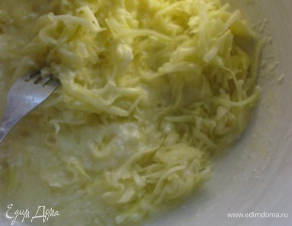 Цукини ( cредние) почистить, натереть на крупной терке, жидкость отжать.
Добавить к яичной смеси.
