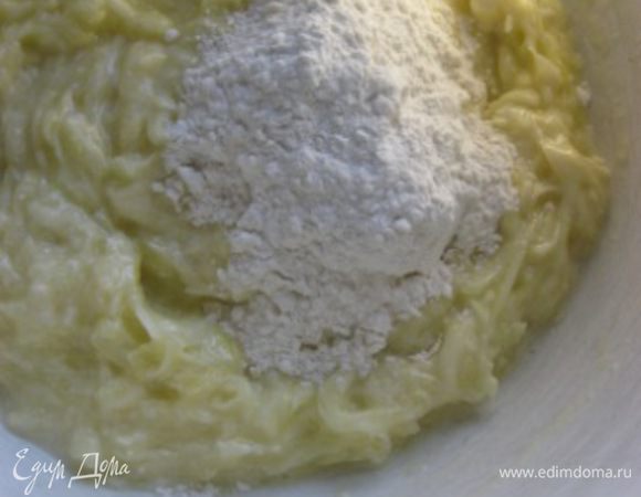 В миску добавить муку, соль, соду, перец.
Перемешать.