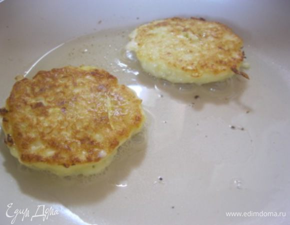 Разогреть сковороду, смазать растительным маслом.
Жарить оладьи, выкладывая столовой ложкой, с двух сторон, до золотистой корочки)