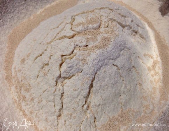 Муку просеять и смешать с дрожжами.