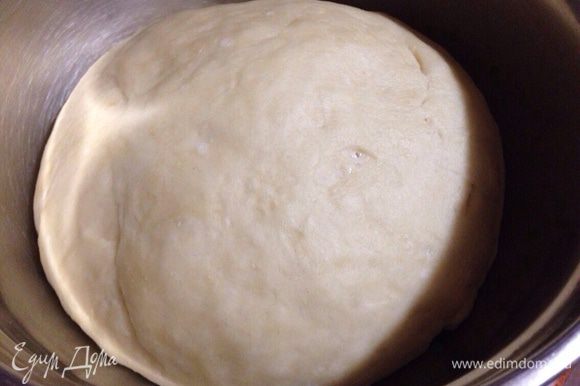 Замесить мягкое и эластичное тесто(долго не вымешивать,чтоб не забить тесто!).Накрыть его полотенцем и поставить подойти в теплом месте 30 минут. Вот так подошло тесто за 30 минут!