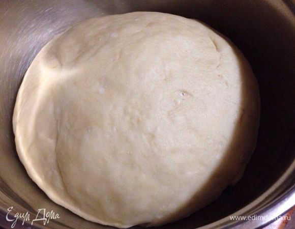 Замесить мягкое и эластичное тесто(долго не вымешивать,чтоб не забить тесто!).Накрыть его полотенцем и поставить подойти в теплом месте 30 минут.
Вот так подошло тесто за 30 минут!