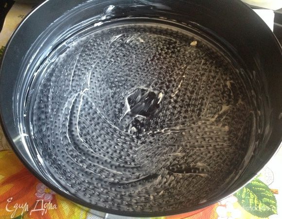 Духовку разогрейте до 180 градусов.

Форму для выпекания (у меня разъемная 24 см) смажьте сливочным маслом.