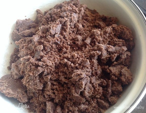 Разотрите в крошку все ингредиенты для теста (муку, масло, какао, сахар).