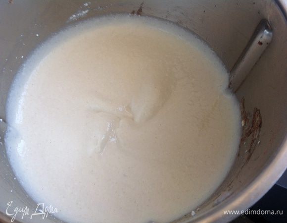 Для начинки, взбейте блендером: творог, яйца, сахар, ванильный сахар, муку и сметану.