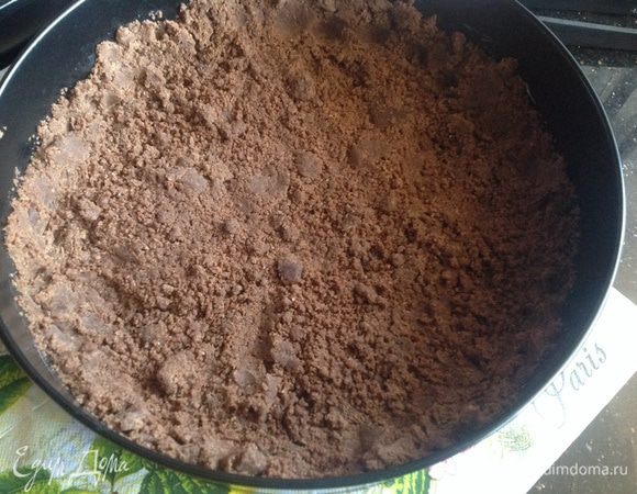 На дно формы выложите 2/3 части теста, сделайте бортики.