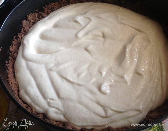 Сверху вылейте начинку...