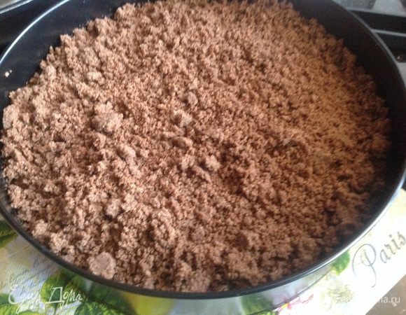 и равномерно посыпьте оставшейся крошкой.