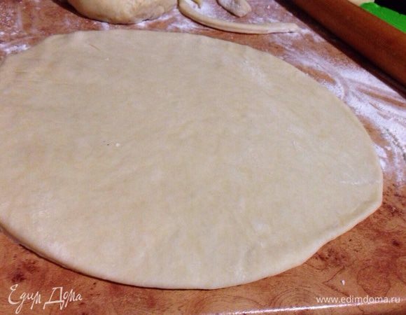 Разогреть духовку до 180 градусов.Форму (22-24 см.)для выпечки смазать сливочным маслом.
Разделить тесто на две части.Одна часть немного больше другой.Большую часть раскатать в слой толщиной 5 мм.