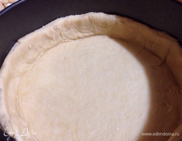 Затем выложить тесто в форму и сформировать не высокие бортики.
